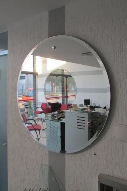 Espelho grande em moldura decorativa instalado em corredor com iluminação LED