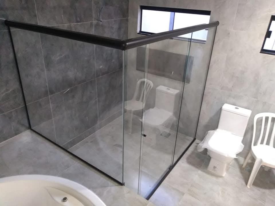 Box de vidro para banheiro com porta de correr e acabamento em alumínio escovado